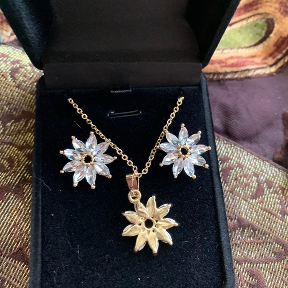 Beautiful 18k gold filled flower crystals set NIB - Picture 2 of 5